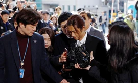 Ca sĩ Jung Joon-young đến đồn cảnh sát để chịu thẩm vấn về cáo buộc lén quay và chia sẻ phim sex lên mạng xã hội. (Ảnh: Reuters)