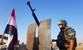 Một lính của quân đội chính phủ Syria ở thị trấn Tel Tamer ở miền bắc Syria. (Ảnh: Reuters)