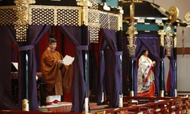 Nhà vua Nhật Bản Naruhito và Hoàng hậu Masako thực hiện nghi lễ đăng quang. (Ảnh: Kyodo)