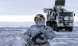 Một lính Nga đứng gác gần hệ thống phòng không Pansyr-S1 hôm 3/4. (Ảnh: AP)