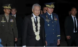 Thủ tướng Malaysia Mahathir Mohamad lúc vừa đến sân bay ở Philippines hôm 6/3. (Ảnh: CNA)