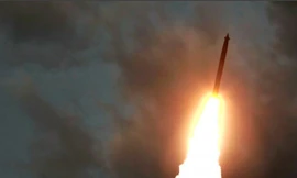 Ông Kim Jong Un giám sát vụ thử ‘bệ phóng tên lửa siêu lớn’