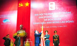 Phó Thủ tướng Nguyễn Thiện Nhân gắn huy hiệu