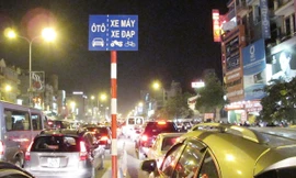 Hà Nội quá tải ô tô và xe máy, có nên áp dụng điều kiện: người mua xe phải có gara? Ảnh: Trọng Đảng
