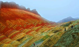Kỳ lạ những ngọn núi sắc màu