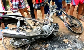 Chiếc xe máy của những "cẩu tặc" đã bị người dân đốt còn trơ khung