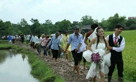 Xôn xao vì cô dâu chú rể lội bùn trong ngày cưới