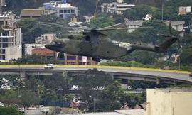 Một máy bay trực thăng Mi-26 bay qua Caracas. Ảnh: AFP