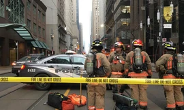 Lính cứu hỏa sơ tán người dân ở ga tàu điện ngầm King Street ở Toronto, Canada bị đe dọa ném bom
