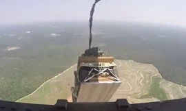 C-17 "đánh rơi" một chiếc xe Humvee giữa rừng.