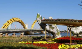 Cầu Vàng trên đỉnh Bà Nà xuất hiện ở đường hoa xuân Đà Nẵng