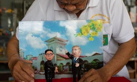 Thầy giáo dùng vỏ trứng tạo hình hai lãnh đạo Trump và Kim 