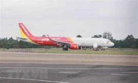 Máy bay hãng hàng không Vietjet bị sự cố nằm giữa đường băng. (Ảnh: Phạm Cường/TXXVN)