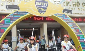 Sinh viên diễu hành tuyên truyền không sử dụng điện thoại khi lái xe