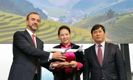 Hình ảnh Chủ tịch Quốc hội chứng kiến lễ bàn giao máy bay tại Toulouse