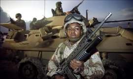 Binh sĩ Mỹ gác gần sân bay ở thủ đô Mogadishu, Somalia. Ảnh: AFP/TTXVN