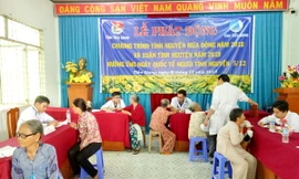 Khám bệnh, phát thuốc, tặng quà cho người dân