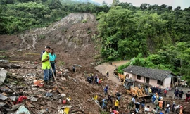 Mọi người tìm kiếm nạn nhân sau vụ lở đất ở Rosas, khu Valle del Cauca, phía Tây Nam Colombia vào ngày 21/4