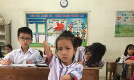 Nguyễn Như Linh đi học, viết bằng chân.