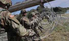 Mỹ chăng hàng rào dây thép gai ngăn người nhập cư