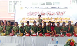 Các Chi hội Phụ nữ CA tỉnh Quảng Nam đập heo đất tiết kiệm.