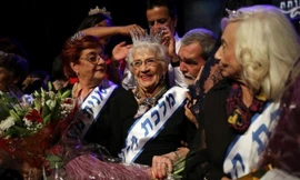 Hoa hậu sống sót sau nạn diệt chủng vừa nhận vương miện ở tuổi 93