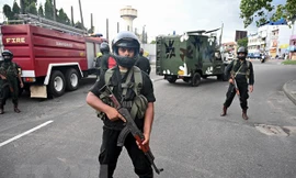 Binh sỹ gác tại khu vực gần nhà thờ St. Anthony ở thủ đô Colombo, Sri Lanka, sau loạt vụ nổ ngày 22/4/2019. Ảnh: AFP