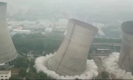 Ba tòa tháp ở nhà máy nhiệt điện Trung Quốc bị đánh sập.