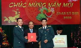 Thủ tướng Nguyễn Xuân Phúc thăm, chúc Tết Sư đoàn Không quân 372