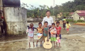 Các em học sinh dân tộc ở A Lưới.