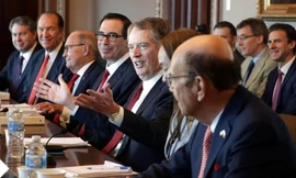 Bộ trưởng Tài chính Mỹ Steven Mnuchin (thứ 5 từ trái sang) cho rằng quan chức hai phía đã có "cuộc hội đàm tốt" trong ngày đầu đàm phán.Ảnh: AFP