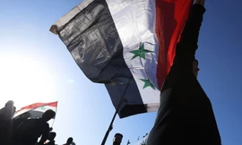 Quốc kỳ Syria được giương cao trong các cuộc biểu tình. Ảnh: Sputnik