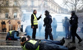 Biểu tình phản đối giá nguyên liệu đang dần trở nên mất kiểm soát. Ảnh: Reuters