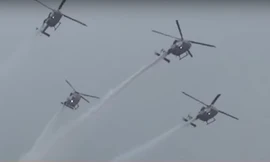 Không quân Ấn Độ bay lượn trên bầu trời nhằm thu hút học viên