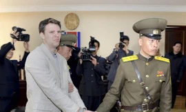 Công dân Mỹ Otto Warmbier bị dẫn giải ra tòa án ở Triều Tiên. (Nguồn: KCNA/EPA)