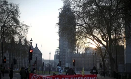 Các nhà hoạt động biến đổi khí hậu chặn một con đường tại Quảng trường Quốc hội ở London. Ảnh: Reuters