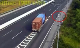 Bất chấp nguy hiểm, xe ô tô và người đàn ông chạy ngược chiều trên đoạn đường dẫn từ quốc lộ 38 vào cao tốc. 