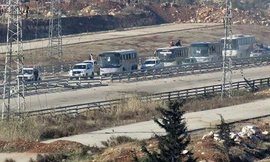 Đoàn xe chở con tin đến nơi trao đổi. Ảnh: Sputnik