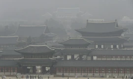 Cung điện Gyeongbok ở Seoul, Hàn Quốc chìm trong bầu không khí ô nhiễm. Ảnh: AP