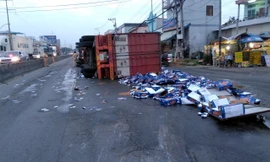 Hàng trăm thùng bia đổ tràn lan trên đường.