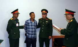  Cơ quan Điều tra hình sự Bộ Quốc phòng tống đạt các quyết định truy tố đối với bị can Lê Quang Hiếu Hùng.