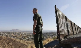 Binh lính tại biên giới Mexico - Mỹ dang được rút dần. Ảnh: AP