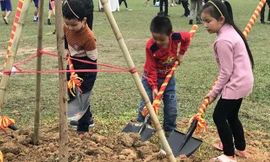 Trẻ em tham gia trồng cây xanh trong Lễ ra quân trồng cây xanh của Thành Đoàn Hà Nội đầu năm 2018. Ảnh: Vũ Thơ