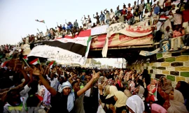 Tuần hành kêu gọi một chính quyền dân sự lãnh đạo đất nước sau khi Tổng thống Sudan Omar al-Bashir bị phế truất, tại thủ đô Khartoum ngày 12/4/2019. (Ảnh: AFP/TTXVN)