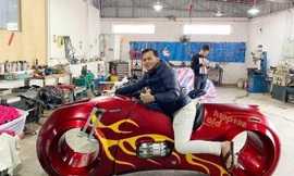 Phúc XO bên một chiếc xe moto phân khối lớn. Ảnh Internet