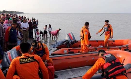 Công tác cứu hộ máy bay tại Indonesia bước sang ngày thứ hai.