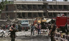 Các lực lượng an ninh kiểm tra gần nơi xảy ra một cuộc tấn công tự sát tại Kabul, Afghanistan, ngày 31/5/2017. (Nguồn: Philstar)