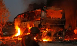 Chiếc xe buýt bị trúng rocket ở Israel. (Nguồn: AFP)