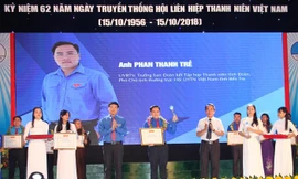 Đồng chí Lê Quốc Phong và đồng chí Bùi Thanh Hà, Phó Bí thư Thường trực Tỉnh ủy Thừa Thiên Huế trao Bằng khen của Trung ương Hội LHTN Việt Nam cho các cá nhân đạt Giải thưởng “15 tháng 10”. Ảnh: Hoàng Long