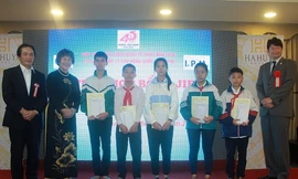 Đại diện JIFA và I.P.M (trái) và đại diện đại sứ quán Nhật Bản tại Việt Nam (phải) chụp ảnh lưu niệm với các em học sinh được trao học bổng 